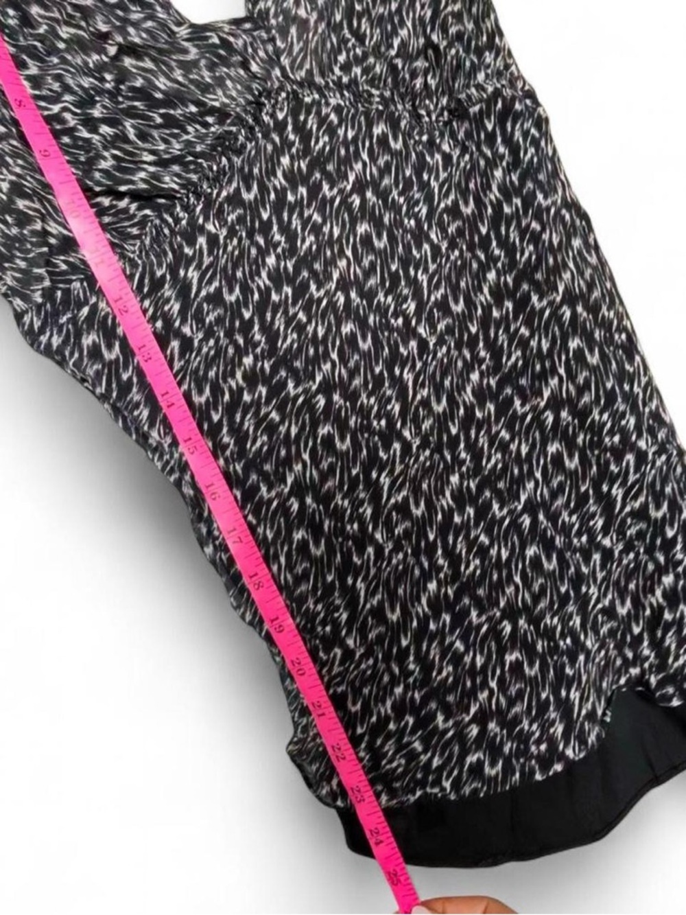 Ann Taylor 100% Silk Sleeveless V-Neck Top Abstract Black White Print Size 6 - Picture 5 of 7